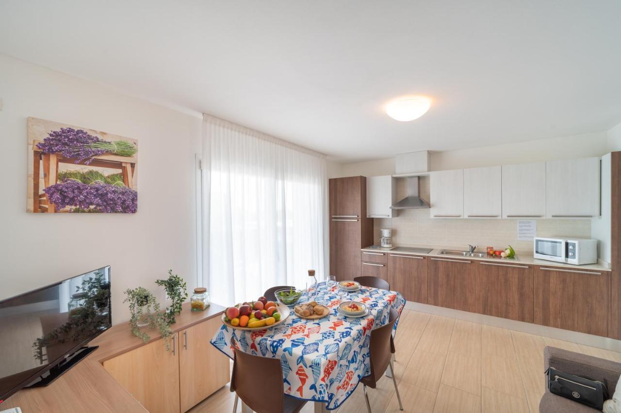 Residenza Monica Apartment Lignano Sabbiadoro Exterior foto